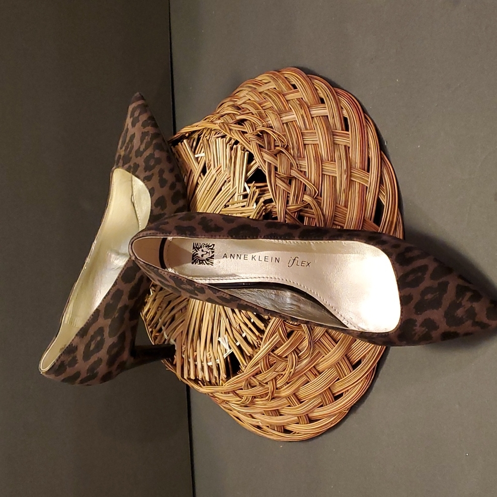 Anne Klein I flex Heels Animal Skin look. SIZE 7.5M